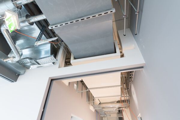 Jede Durchdringung von brandabschnittsbildenden Bauteilen schwächt den baulichen Brandschutz.