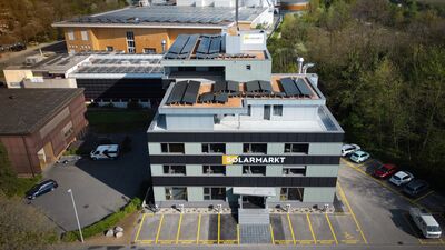 Umbau sichtbar: Der neue Solarmarkt-Standort in Aarau verbindet sanierte Gebäudehülle, Photovoltaik auf Dach und Fassade sowie Ladeinfrastruktur zu einem praxisnahen Gesamtkonzept. Quelle: Solarmarkt