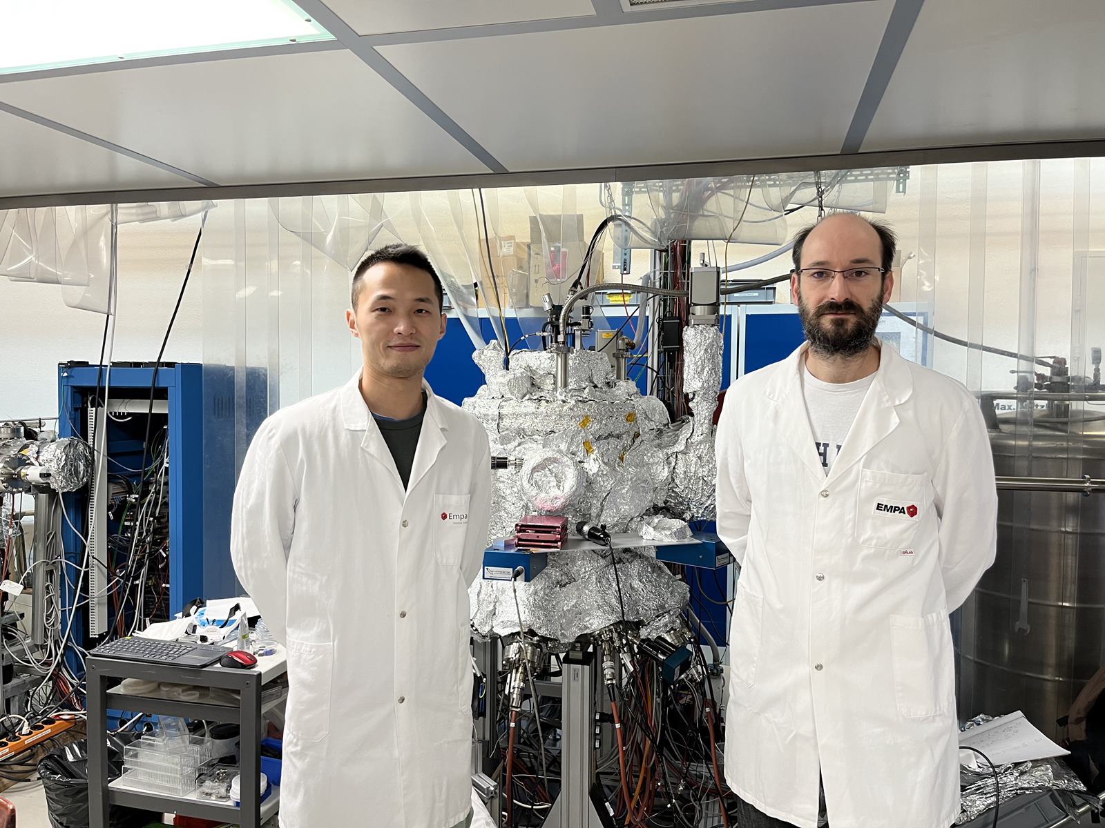 Die Empa-Forscher Shih-Chi Yang (links) und Romain Carron bei der Beschichtungsanlage für die CIGS-Schicht, die das Licht zur Umwandlung in Strom absorbiert. (Bilder: EMPA) Die Empa-Forscher Shih-Chi Yang (links) und Romain Carron bei der Beschichtungsanlage für die CIGS-Schicht, die das Licht zur Umwandlung in Strom absorbiert. (Bilder: EMPA)