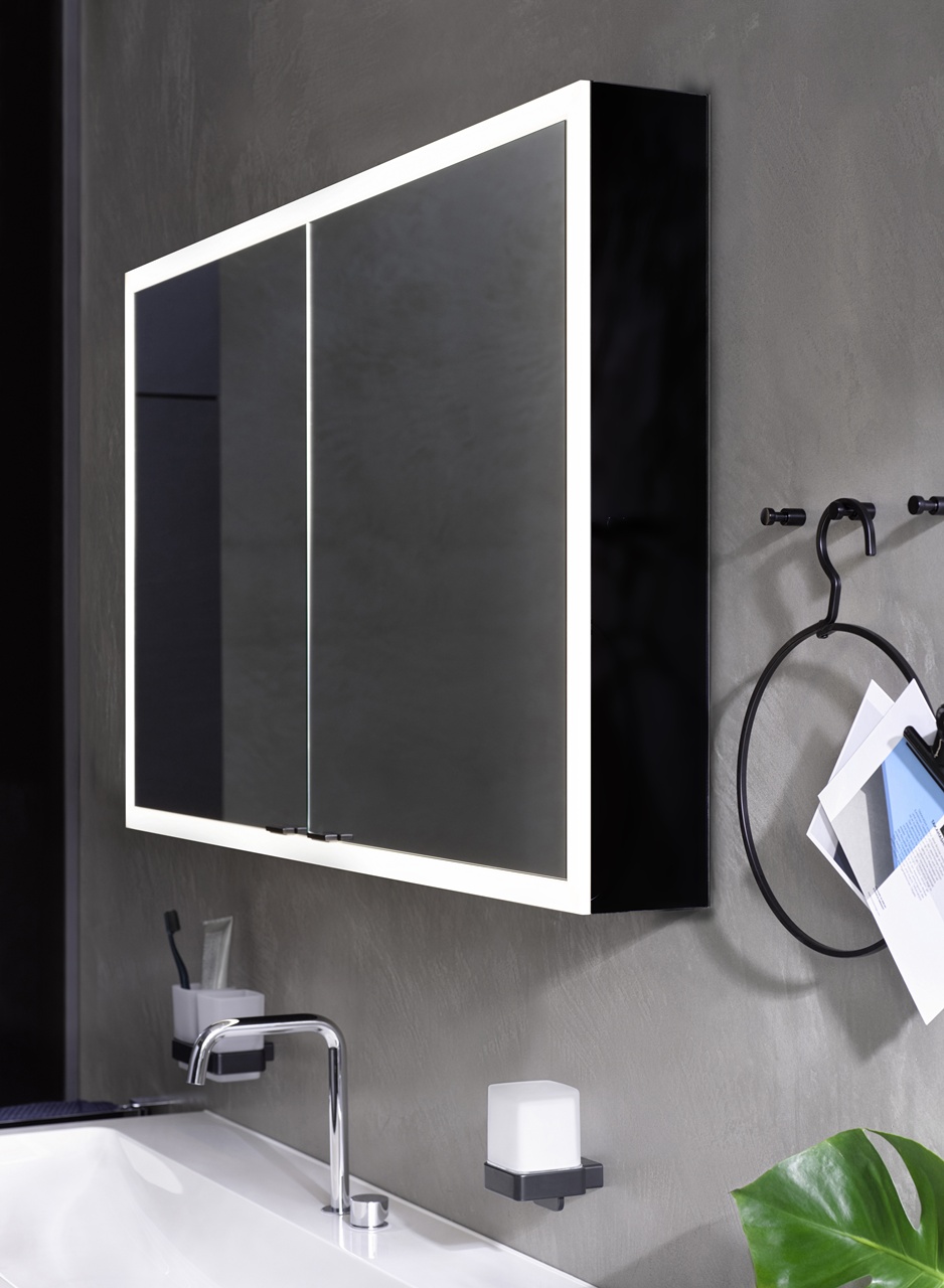 Der Lichtspiegelschrank PRIME Slim in der Aufputzvariante Der Lichtspiegelschrank PRIME Slim in der Aufputzvariante