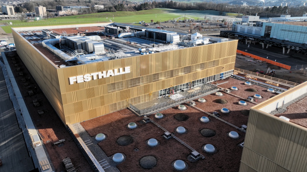 Viel Gebäudetechnik auf dem Dach